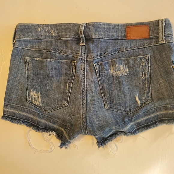 High waisted shorts with detailed front and side - Picture 2 of 3